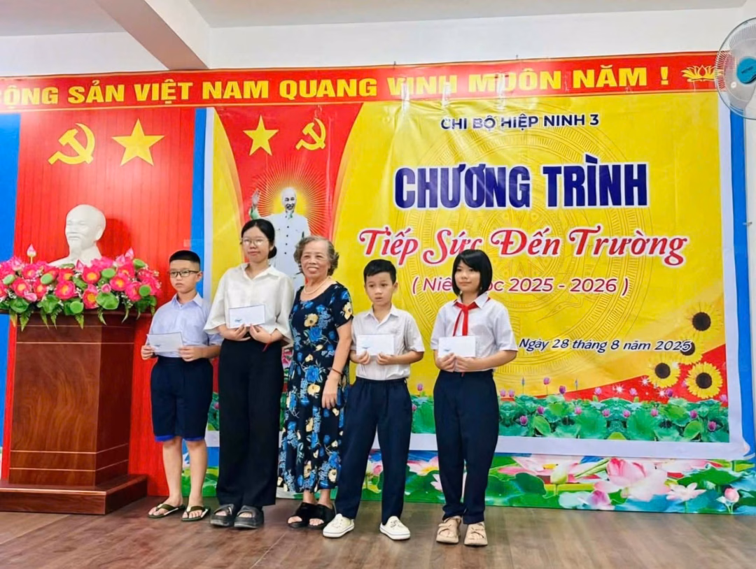 Bà Hoàng Thị Hồng Thơm luôn dành tâm huyết cho các hoạt động vì cộng đồng.