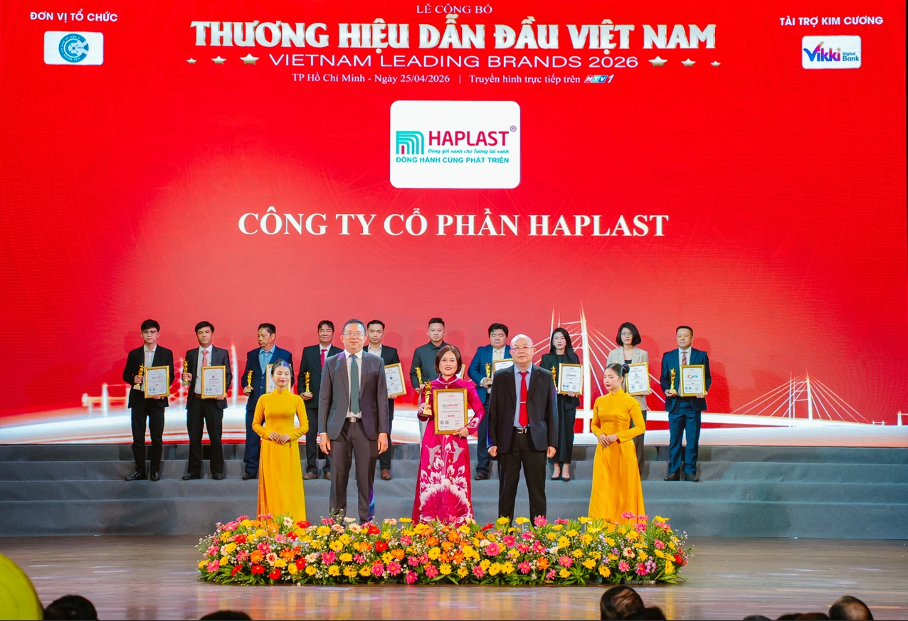 Chủ tịch Công ty Cổ phần Haplast Phạm Thị Hải Thanh nhận giải thưởng "Môi trường làm việc tốt nhất" (Ảnh: Haplast).