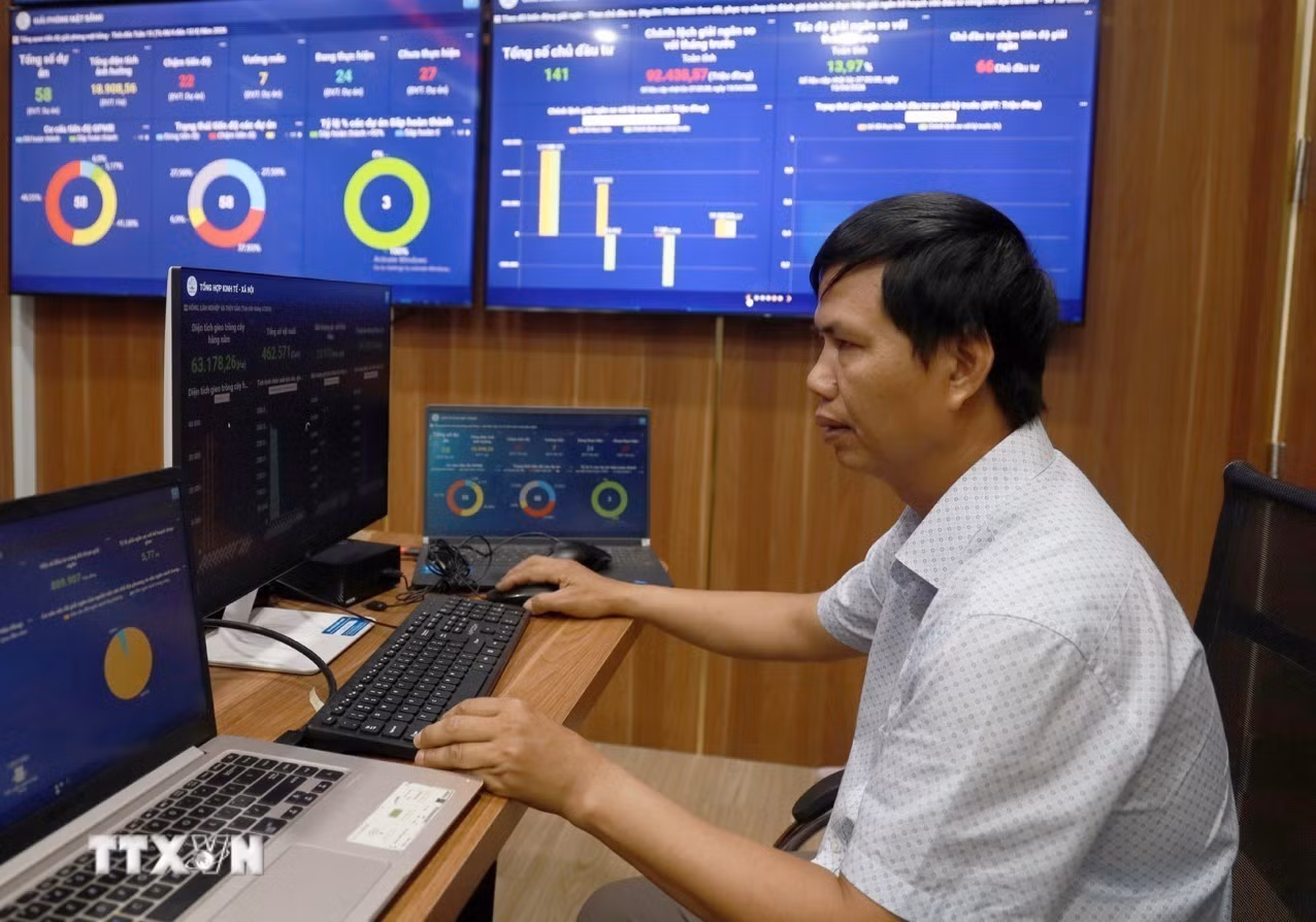 Kỹ sư Trung tâm Chuyển đổi số tỉnh Khánh Hòa theo dõi, vận hành ứng dụng "KhanhHoa-S". (Ảnh: Xuân Triệu/TTXVN)