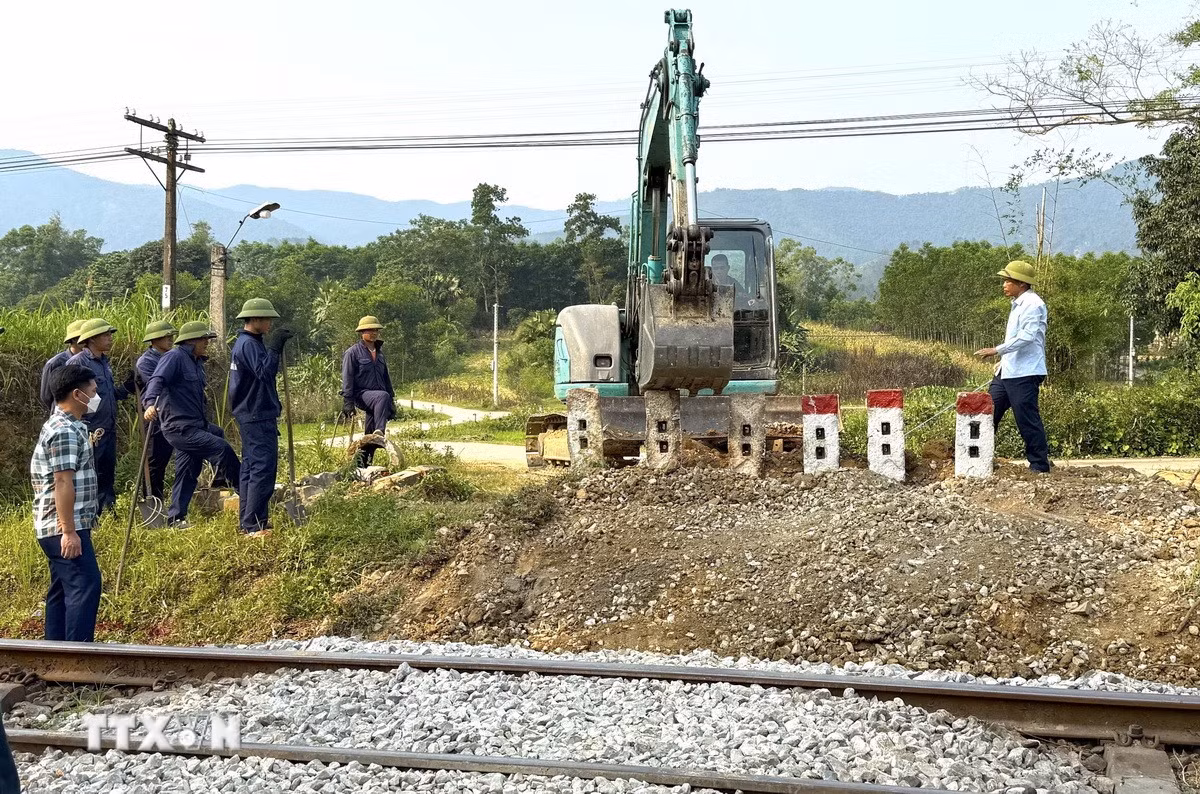 Nỗ lực phối hợp liên ngành nhằm xóa bỏ các điểm giao cắt tự phát để giảm thiểu tai nạn. (Ảnh: Thanh Thủy/TTXVN)