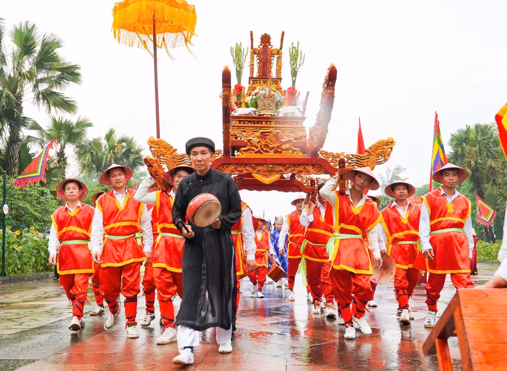 Sự uy nghiêm trong từng bước chân của đoàn rước.