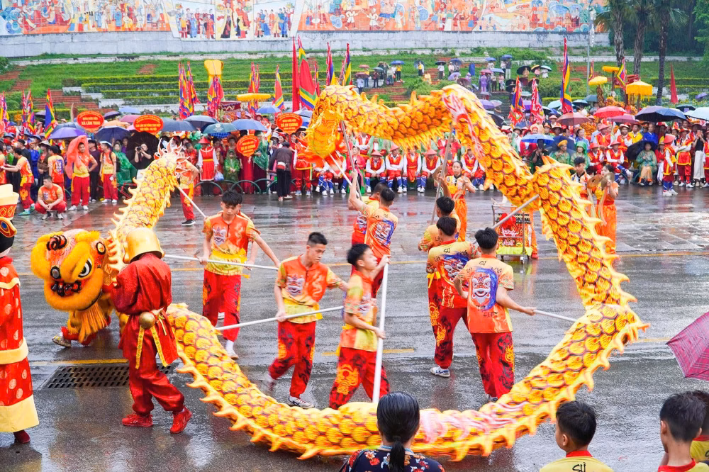 Màn biểu diễn Lân Sư Rồng mang lại sức sống và sự hào hứng cho không gian lễ hội.
