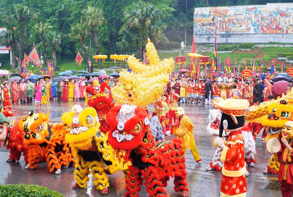 Sự kết hợp giữa nghi lễ nghiêm cẩn và các màn múa dân gian tạo nên một bức tranh văn hóa đa sắc.