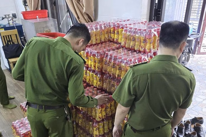Lực lượng chức năng kiểm tra, thu giữ hàng nghìn chai nước tăng lực giả. (Ảnh: CA Quảng Trị)