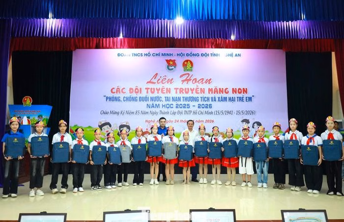 Những phần quà thiết thực là lời động viên cho nỗ lực học tập và rèn luyện kỹ năng của các măng non.