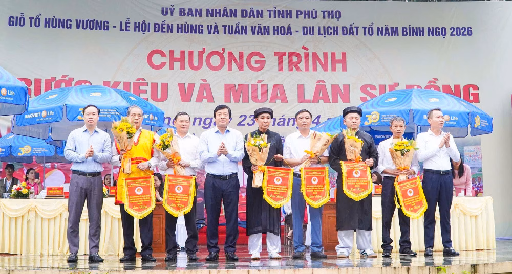 Các đại biểu trao hoa và cờ lưu niệm cho các đội kiệu, ghi nhận nỗ lực gìn giữ nét đẹp văn hóa của các địa phương.