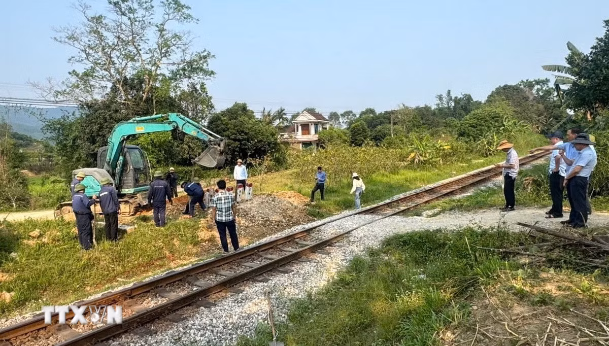 Các lực lượng chức năng liên ngành phối hợp rào đóng những lối mở tự phát tại xã Đồng Lê, tỉnh Quảng Trị. (Ảnh: Thanh Thủy/TTXVN)