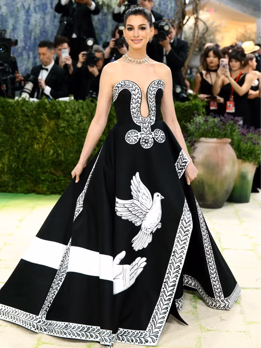 Anne Hathaway chứng minh đẳng cấp nhan sắc và tài năng vào năm 2026. Ảnh: Vogue