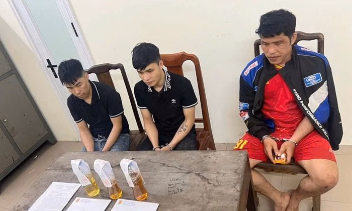 Các đối tượng bị bắt giữ đang làm việc tại cơ quan công an.