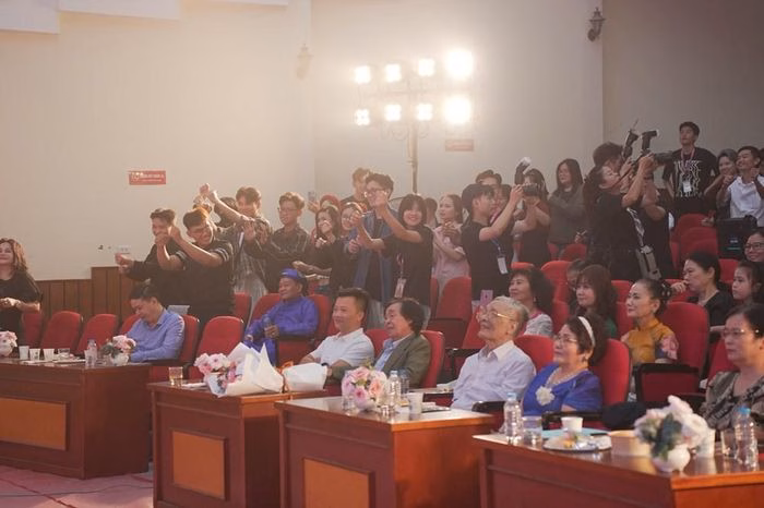 Sự hào hứng của sinh viên khi trực tiếp đối đáp và tìm hiểu về kỹ thuật hát Ví, Giặm
