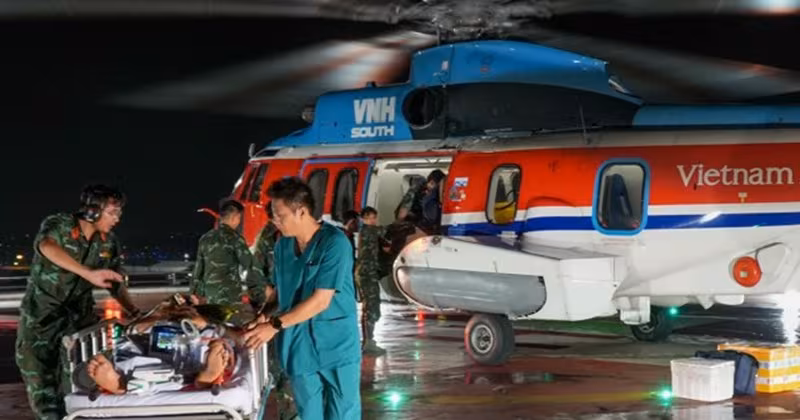 Cấp cứu đường không đưa 2 bệnh nhân từ Trường Sa về đất liền