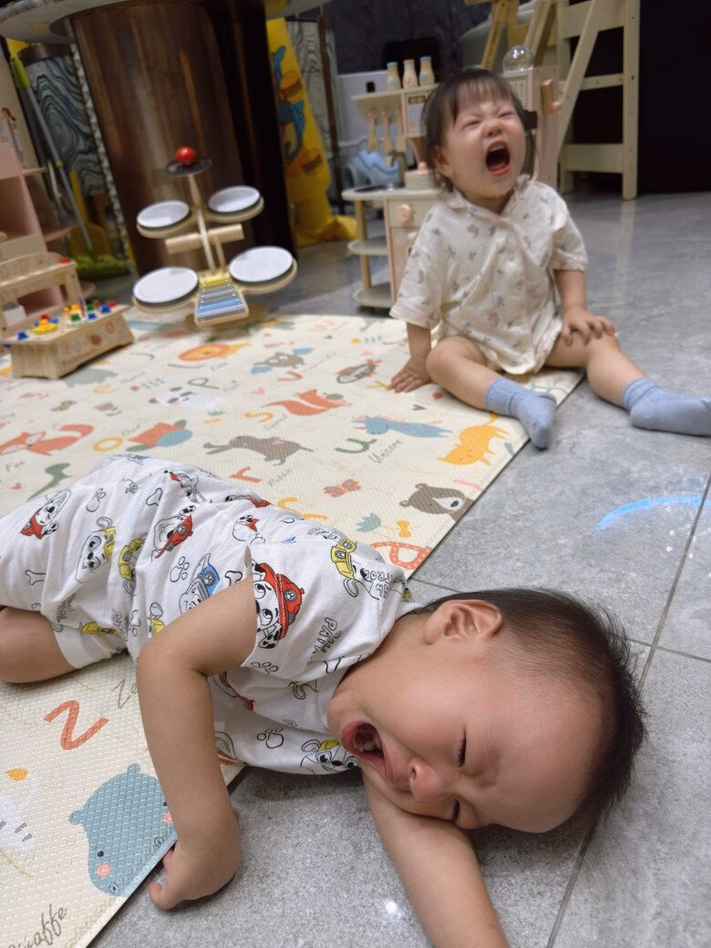 Những biểu cảm "khó đỡ" của hai bé khiến mẹ Phương Oanh vừa thương vừa buồn cười.