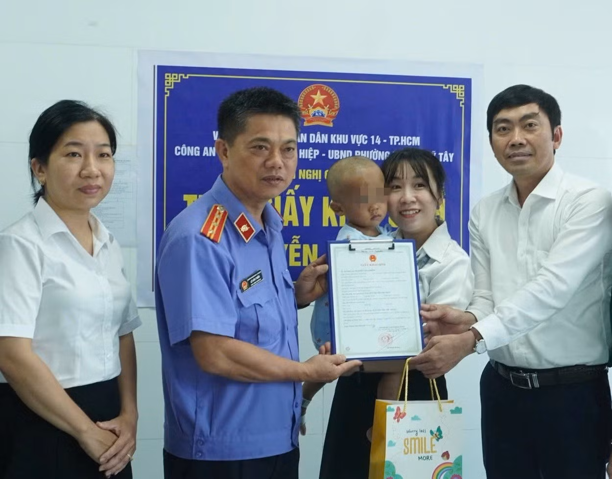 Cơ quan chức năng trao Giấy khai sinh cho bé K. tại Bệnh viện Nhi Đồng 1