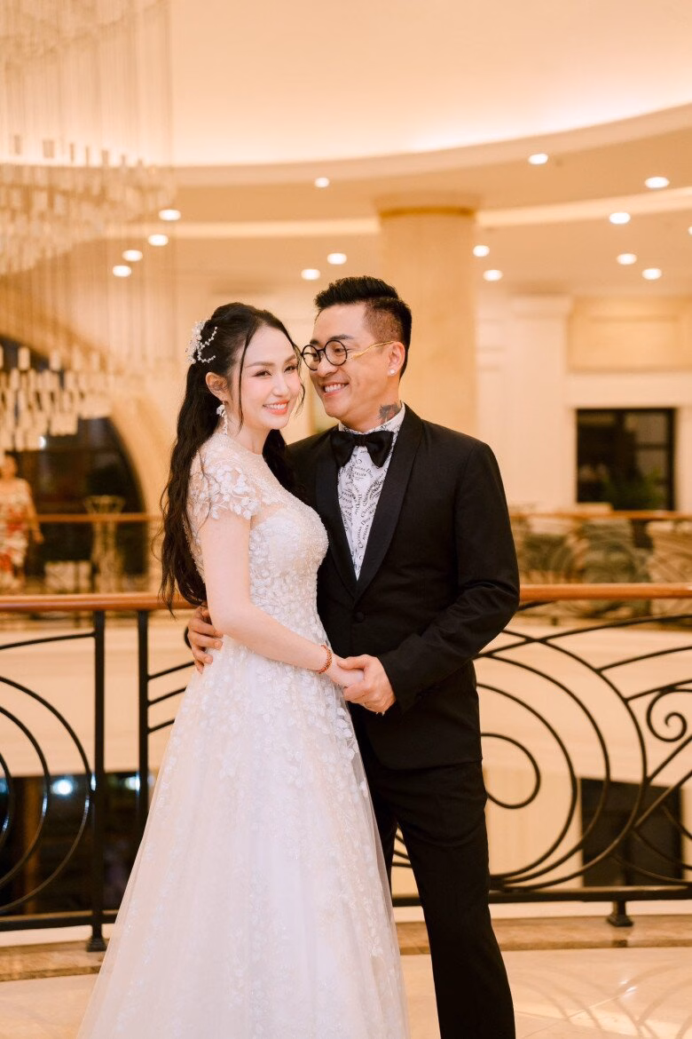 Nam ca sĩ cưới vợ doanh nhân xinh đẹp, có cuộc sống viên mãn.