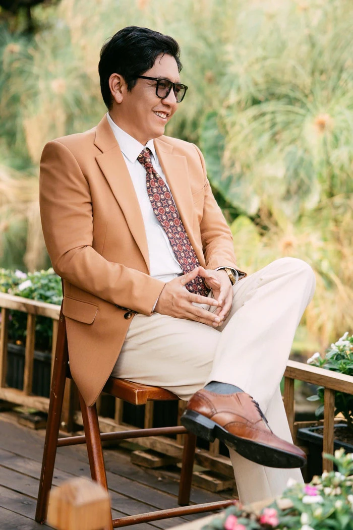 Đạo diễn Đức Thịnh hiện là tâm điểm chú ý khi đối mặt với thách thức mới về doanh thu (Ảnh: FBNV).