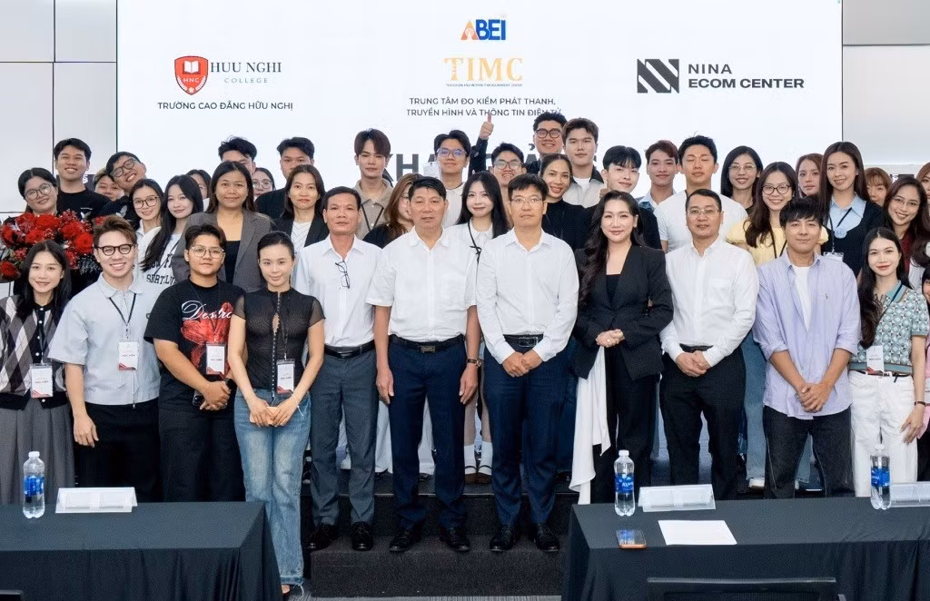 Đại diện Cục PTTH&TTĐT và các học viên tham gia khóa học. Ảnh: BTC
