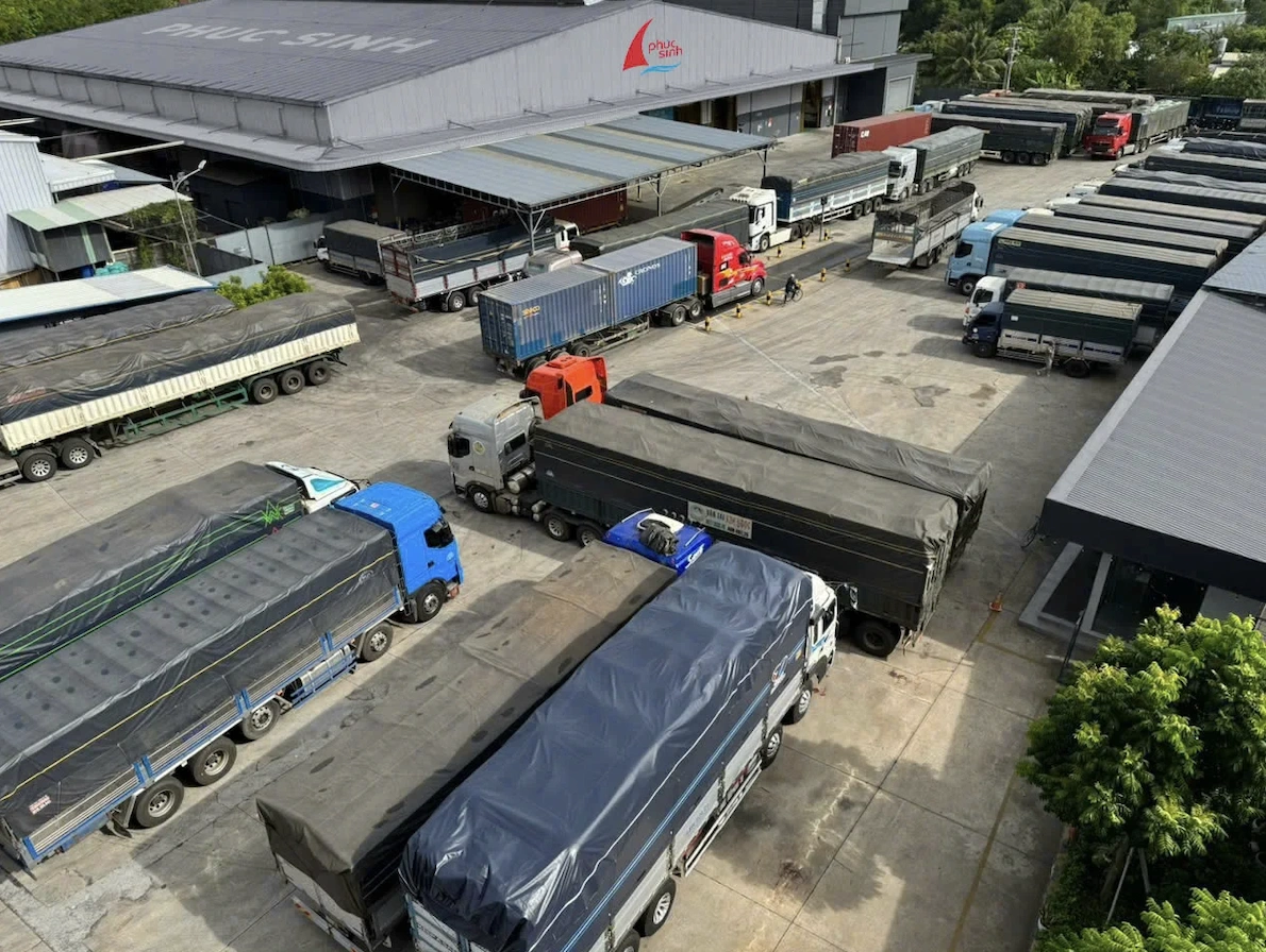 Container hàng nông sản sẵn sàng xuất khẩu tại nhà máy Phúc Sinh, minh chứng cho quy mô vận hành khổng lồ của doanh nghiệp.