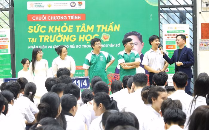 Các chuyên gia tâm lý trực tiếp đối thoại và tháo gỡ khó khăn cho học sinh tại Trường THPT Sơn Trà chiều 4/5.