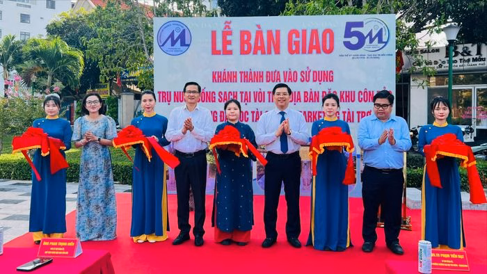 Đại diện Trường Đại học Tài chính - Marketing và UBND Côn Đảo trong lễ bàn giao hệ thống nước sạch. Ảnh: Mạnh Cường