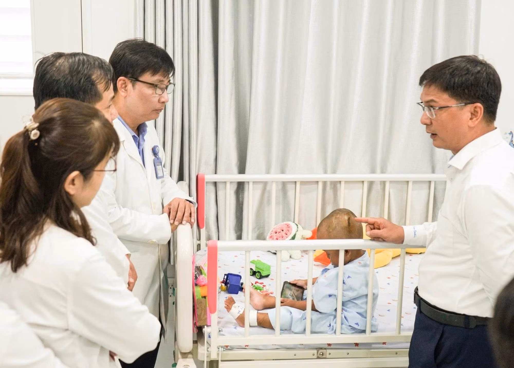 Phó chủ tịch UBND TPHCM Nguyễn Mạnh Cường xót xa trước những thương tích trên khắp cơ thể bệnh nhi