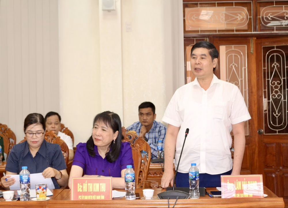 Phó Chủ tịch UBND tỉnh Gia Lai Lâm Hải Giang giải đáp các kiến nghị của cử tri. Ảnh: gialai.gov.vn