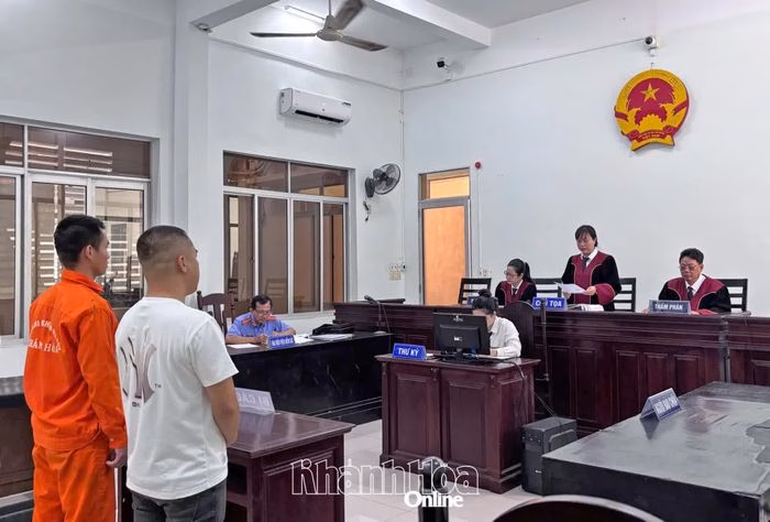 Quang cảnh phiên tòa xét xử các bị cáo về tội cố ý gây thương tích và bắt người trái pháp luật.