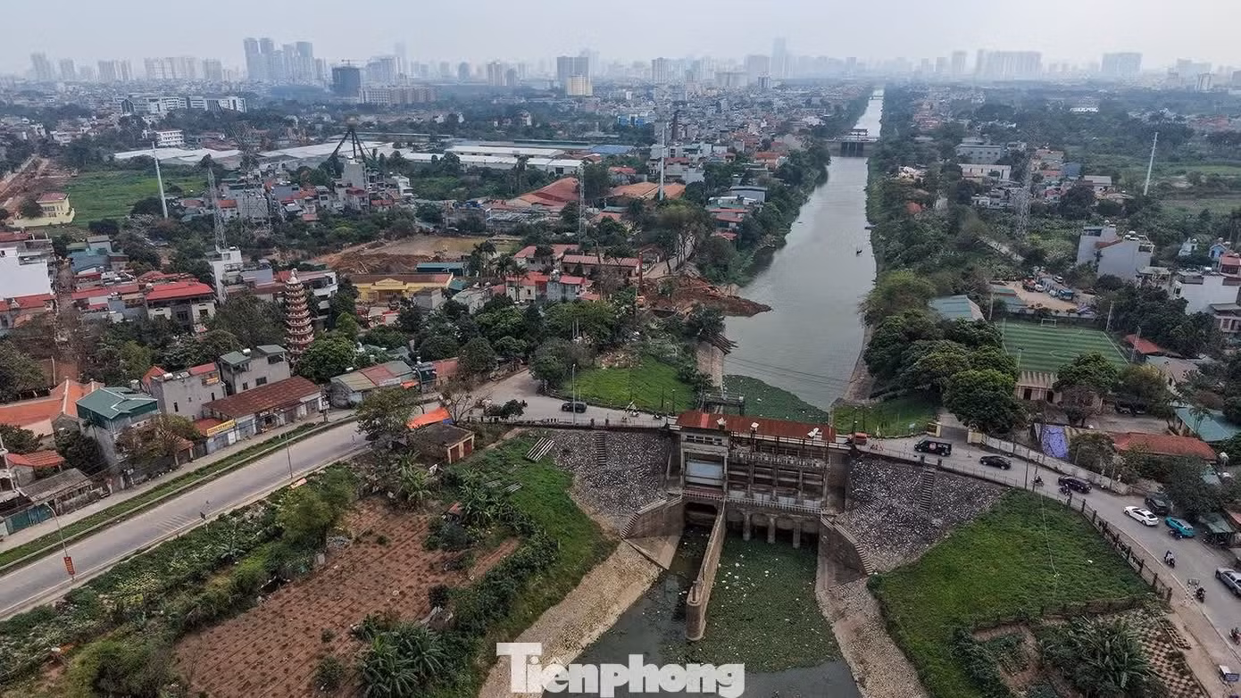 Sông Nhuệ, đoạn từ Đình Chèm đến Cầu Diễn thường xuyên trong tình trạng ô nhiễm nghiêm trọng. Ảnh: Dương Triều.