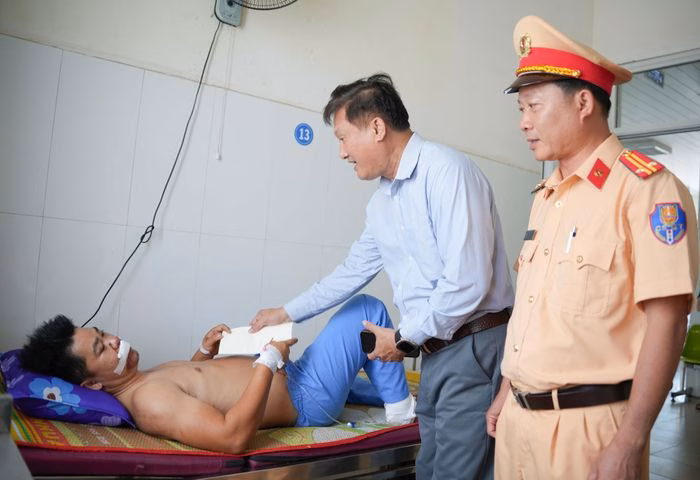 Tài xế Nguyễn Hồng Nam đang được điều trị tại BV Đa khoa Quảng Ngãi sau sự cố xe tải gặp nạn.