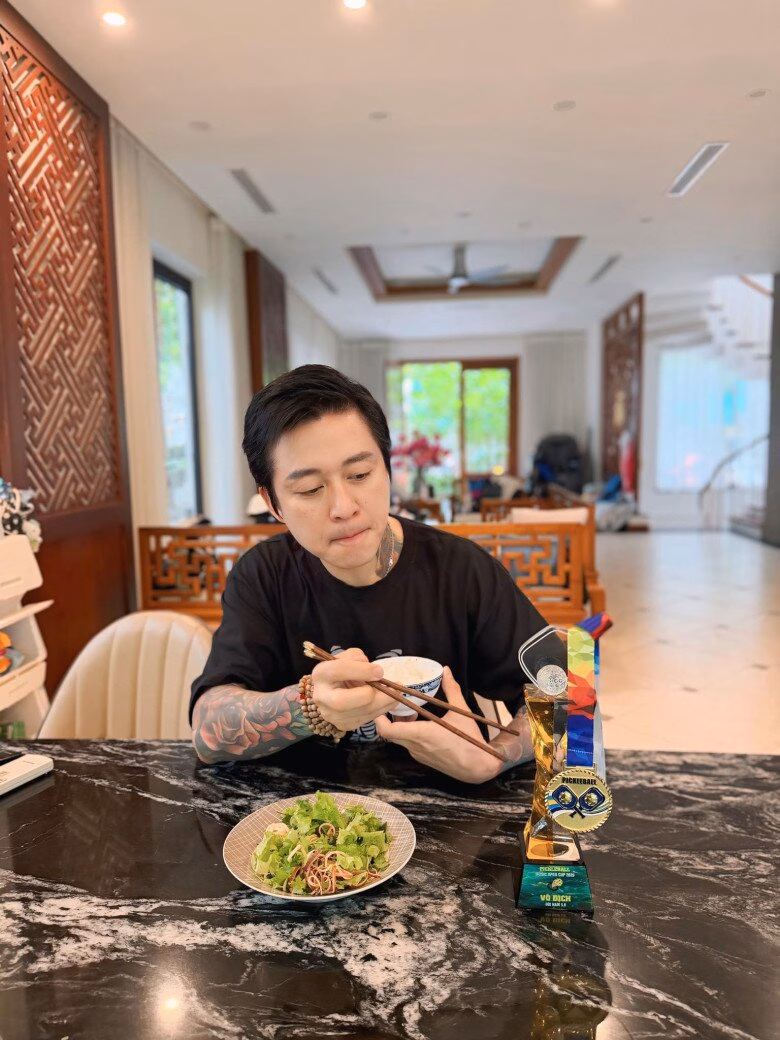 Tuấn Hưng và gia đình, bạn bè thường tổ chức các hoạt động thiện nguyện, giúp đỡ bà con vùng lũ.